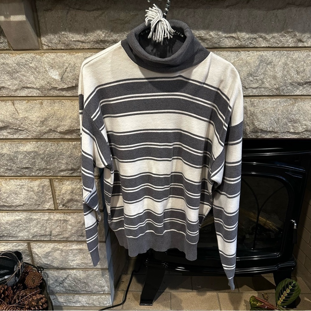 Liz Sport gray white striped turtleneck sweater size medium